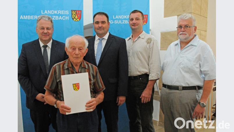 Landrat Richard Reisinger überreicht Johann Hartmann die Ehrenurkunde. Zu den ersten Gratulanten gehören der neue Leiter des Amtes für Digitalisierung, Breitband und Vermessung, Joachim Gesierich, Feldgeschworenen-Obmann Armin Linhard und Bürgermeister Hans Durst (von links). exb