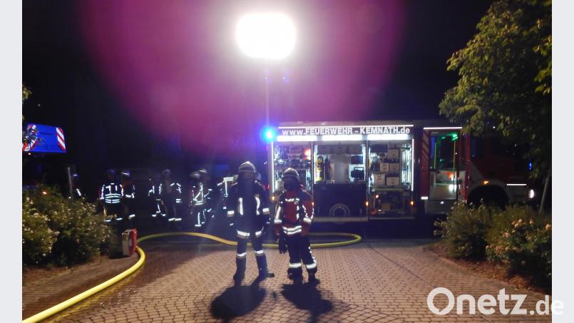 Durch das umsichtige und rasche Vorgehen des jungen Feuerwehrmannes, der in der Nachbarschaft wohnt und durch einen Rauchmelder auf den Brand aufmerksam wird, sowie seiner angerückten Kameraden kann eine Brandausbreitung und größerer Schaden verhindert werden. mde