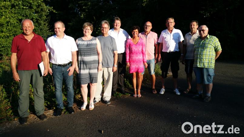 Die Kreistagsfraktion der Freien Wähler und deren Landtagskandidaten informierten sich bei Rektorin Uschi Huber (Fünfte von rechts) über die Situation des Sonderpädagogischen Förderzentrums (SFZ) in Tirschenreuth. exb