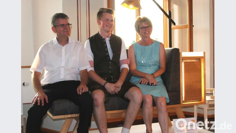 Sitzprobe mit den Eltern: Prüfungsbester Sebastian Kummert gewann mit seinem Gesellenstück „Eine Leseecke in Kirschbaum“ den Wettbewerb „Die gute Form“. Hirsch