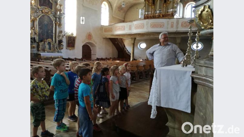 Interessante Kirchenführung mit Pfarrer Pirner. exb