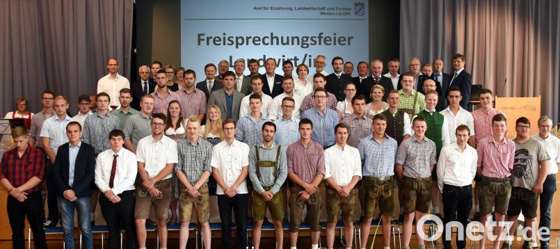 40 Absolventen erhalten nach ihrer dreijährigen landwirtschaftlichen Lehre beziehungsweise der Teilnahme am Bildungsprogramm für Landwirte ihre Urkunden. Ein großes Aufgebot an Ehrengästen gratuliert dem Berufsnachwuchs. bgm