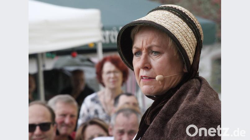 Barbara Kunz (Karin Mager) tritt im Theaterstück als rechte &quot;Bissgiurn&quot; in Erascheinung. Hirsch