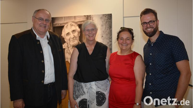 Der Ausstellung "Hans- Eine kleine Geschichte vom Glück" wurde von Bezirkstagsvizepräsident Lothar Höher, Museumsleiterin Dr. Birgit Angerer, der Direktorin der Museen der Stadt Regensburg, Doris Gerstl und Kulturfotograf Stefan Winkelhöfer (von links) eröffnet. eya