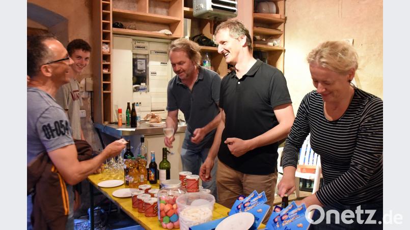 Andrea Hys, Josef Weber und Peter Troppmann (von rechts) vom Kunst- und Kulturverein &quot;Hausfluss&quot; verwöhnen die Freiluftkinogäste mit Leckereien und Getränken für das perfekte Filmerlebnis. bgm