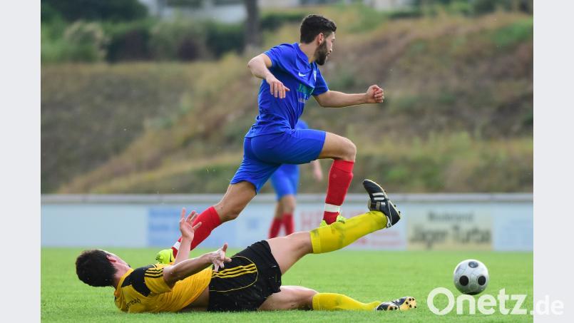 Der FC Tirschenreuth unterlag am Samstag Kickers Selb mit 0:1. Hier versucht Andreas Gradl (links), den Selber Kaan Gezer vom Ball zu trennen. Schrems, Thomas