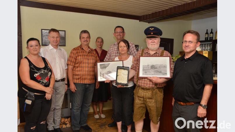 Das Ehepaar Sonja und Günter Reiser (Mitte) übernehmen die Gastwirtschaft "d'Eisenbahn". Dazu gab es einige Geschenke aus dem historischen Fundus von Heiner Aichinger und der Stadt, die Bürgermeister Andreas Wutzlhofer (Dritter von links) mitbrachte. Dazu gehört auch eine Original-Zugführermütze. Pfarrer Dieter Schinke (Zweiter von links) und Dekan Alexander Hösl (rechts) erteilen den kirchlichen Segen. dob