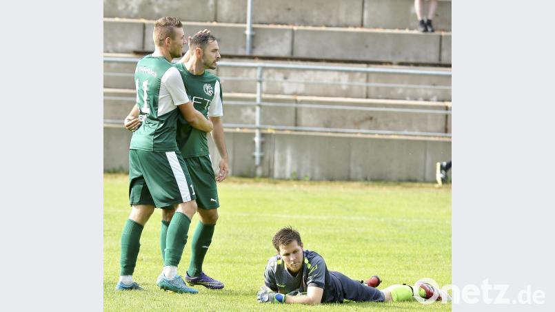 Gebenbacher Torschützen beim Jubel unter sich: Marco Seifert (vorne) beglückwünscht Nico Becker in der 68. Minute zu seinem Tor zum 5:0-Endstand. Der Neumarkter Torhüter Martin Bachner (rechts) liegt geschlagen am Rasen. Hubert Ziegler