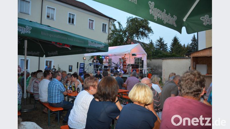 Es blieb kein Platz frei, als die Jukebox-Heroes die Bühne betraten und Hits am laufenden Band ablieferten eya