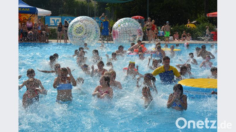 Die Wasserspiele der „Sommer-Pool-Party“ kamen bei heißen Temperaturen natürlich sehr gut an. jr