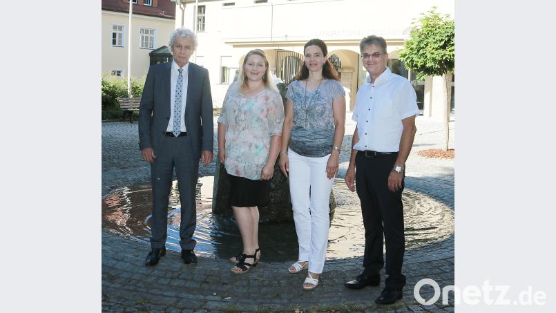Karin Hauser Dötterl (Dritte von links) und ihre Stellvertreterin Sabine Frank sind die neuen Gleichstellungsbeauftragten am Landratsamt Tirschenreuth. Landrat Wolfgang Lippert (links) und Personalchef Walter Brucker bedankten sich bei den beiden Damen für ihr Engagement. exb