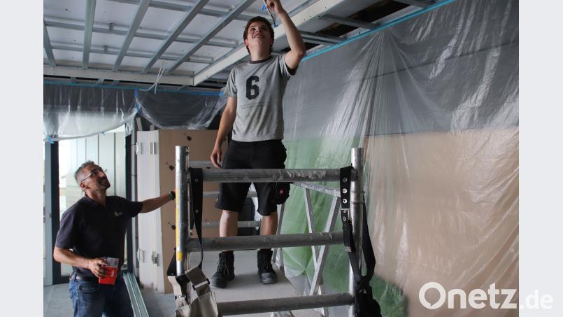 Elektromeister Stefan Gruber und sein Lehrling Johannes sind am Innenausbau des neuen Schwandorfer Bürogebäudes in der Nähe des Finanzamts aktiv beteiligt. td