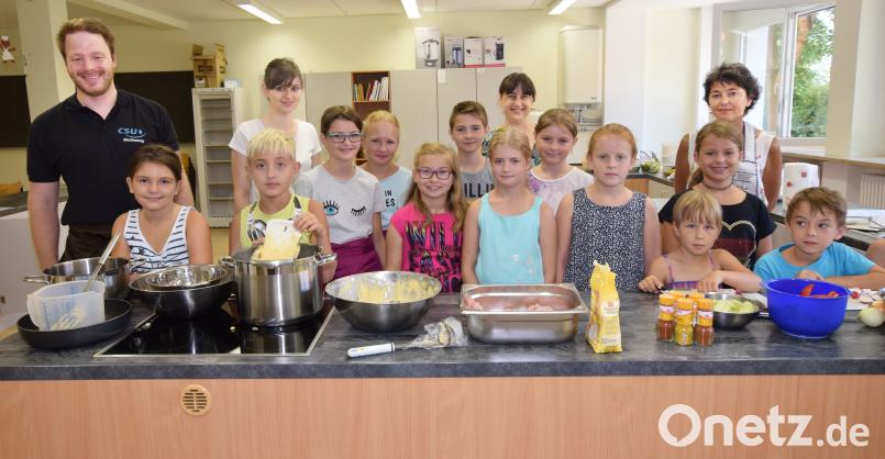 Die jungen Köchinnen und Köche finden Unterstützung bei (von links): Henner Wasmuth, Julia Färber, Edeltraud Pickel und Edeltraud Koller. no