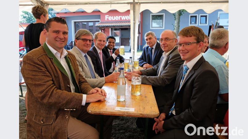 Landrat Thomas Ebeling, Werner Bachseitz, Bürgermeister Konrad Kiener, Pater Georg Parampilthadathil, MdB Karl Holmeier, Altbürgermeister Georg Butz und Marktrat Thomas Weber (von links) freuten sich mit den Bürgern über die gelungene Dorferneuerung. twi