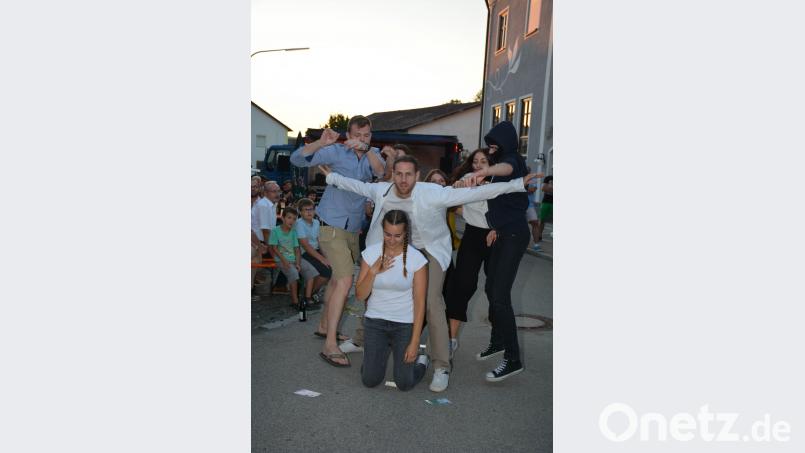 "Ich beschütze Dich", sagt diese Szene aus der Pantomimen-Darstellung aus. Bild: eya