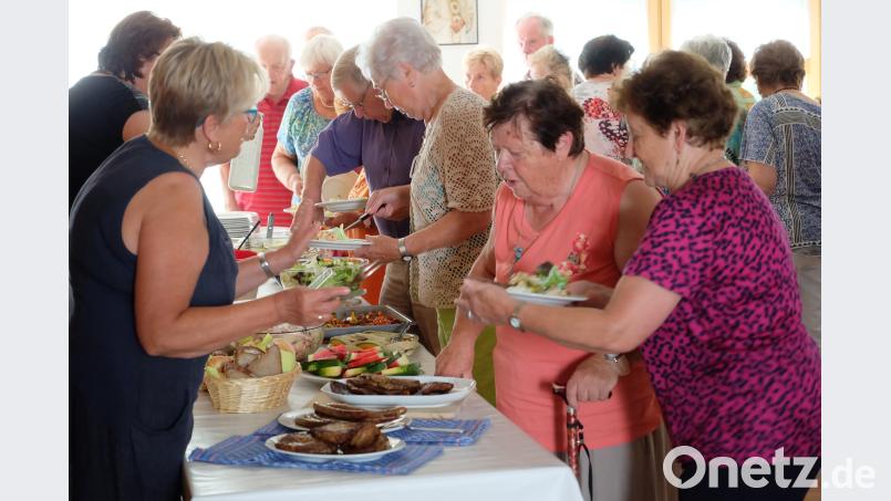 Mit dem Grillnachmittag bescherte die Seniorengruppe so manchen Besuchern etwas Besonderes. Vielen älteren Menschen ist es zu Hause zu viel, den Grill anzufeuern. wlr