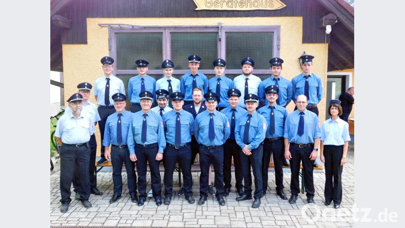 Im Bild hintere Reihe von links: Martin Heier, Helmut Walter, Tommy Kaufmann, Maximilian Reiß, Robin Reiß, Jonas Heier, Lukas Höcht, Christian Reiß. vordere Reihe von links: Gerhard Eichmüller, Frank Gräbner, Helmut Nerlich, Peter Reiß, Nathan Palmer, Christian Nerlich, Oliver Porsch, Johannes Nerlich, Patrick Reiß, Jürgen Küffner, Frank Reichstein, Günter Reiß, Kerstin Schmidt. hai