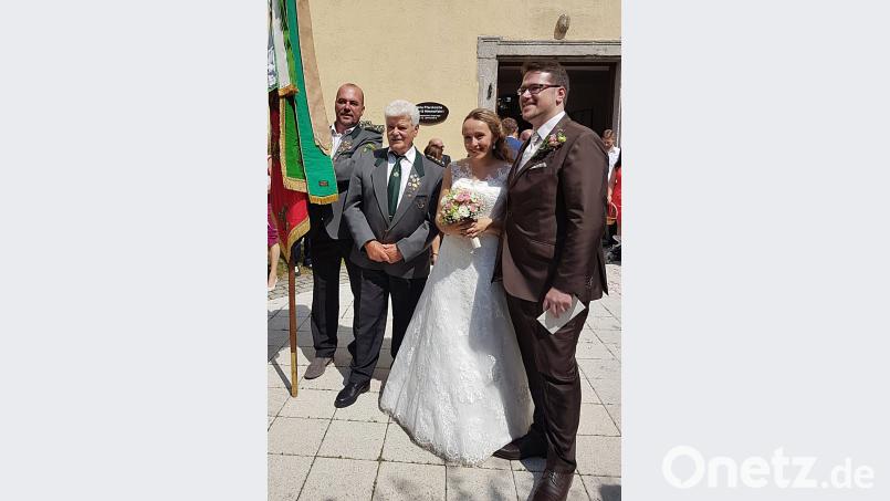 Ehrenschützenmeister Erich Gallitzendorfer gratuliert dem Brautpaar im namen der Schützengesellschaft Hubertus Weiden. R. Kreuzer