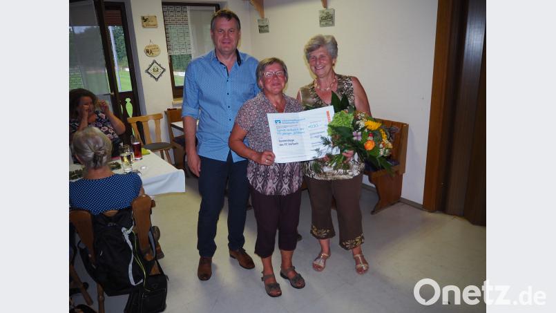 Man lädt ja zu Jubiläumsfeiern nicht ohne Hintergedanken Ehrengäste ein. Aber mit einer 500 Euro-Spende hatte dann wirklich keiner gerechnet. Umso größer war die Freude bei Annemarie Müller (re.) und Christa Wilterius (mitte) sowie den Mitgliedern der Damenriege. Manfred Eller von der Volksbank Raiffeisenbank Schlammersdorf wurde dafür mit langanhaltenden Applaus gedankt. wmi