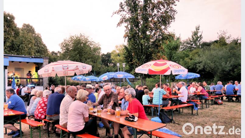 Von 14 Uhr bis spät in die Nacht feierten viele Badbesucher am Samstag das 15-jährige Bestehen des Förderkreises Freibad. Zusammen mit der Wasserwacht freuten sie sich über ein stetes Kommen und Gehen sowie über den Besuch zahlreicher auswärtiger Gäste. bsc