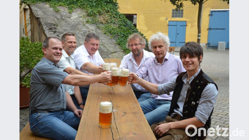 Mit einem von Braumeister Johannes Ponnath (rechts) frisch gezapften ungefilterten Zwickel des neuen Wiesenfestbieres stoßen die FW-Kandidaten Holger Götz (für den Bezirkstag), Thomas Riedl, Bernhard Schmidt (beide Landtag), Hermann Schraml und Wolfgang Lippert (Bezirkstag) auf das geschnürte Themenpaket und ein gemütliches Wiesenfest an. ak