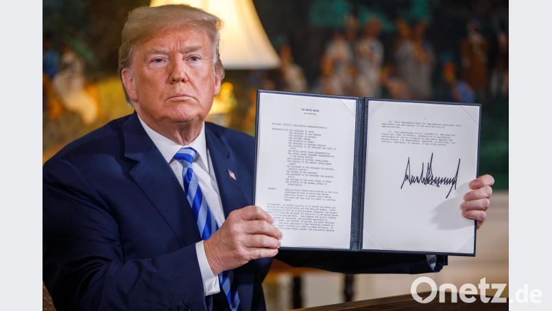 Anfang Mai verkündete US-Präsident Donald Trump den einseitigen Ausstieg seines Landes aus dem Atomabkommen mit Iran. In der Hand hält er die Erklärung  Ting Shen/XinHua Xinhua/dpa