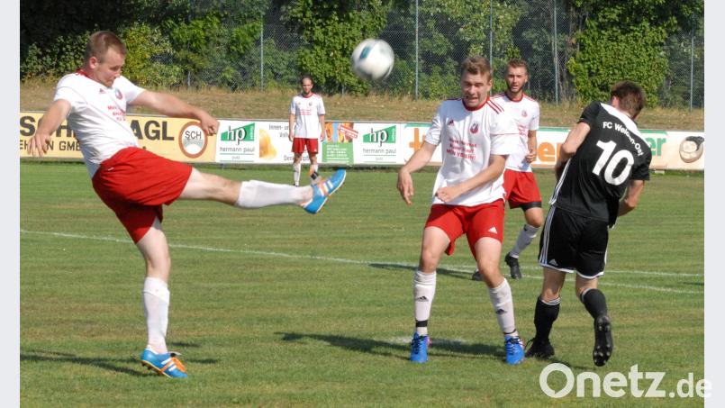 Der Vohenstraußer Michael Riedl (links) klärt kompromisslos eine Situation im eigenen Strafraum, für Teamkollege Manuel Albrecht (Mitte) und Ost-Akteur Michael Werner wird’s gefährlich. Die SpVgg Vohenstrauß behielt beim FC Weiden-Ost mit 3:1 die Oberhand und führt die Tabelle der Kreisliga Nord nach zwei Spieltagen an. Gebert