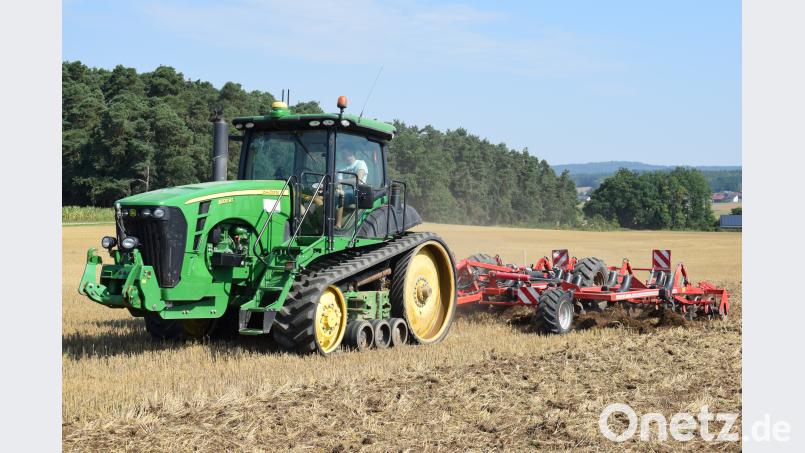 Zugmaschinen mit Gummikettenlaufwerk verursachen eine besonders geringe Bodenverdichtung. bnr