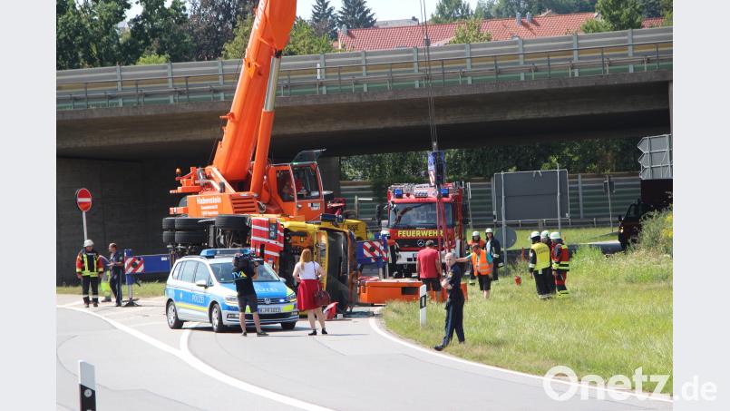 Ein Laster kippte am Lappersdorfer Kreisel um. Auer, Alexander
