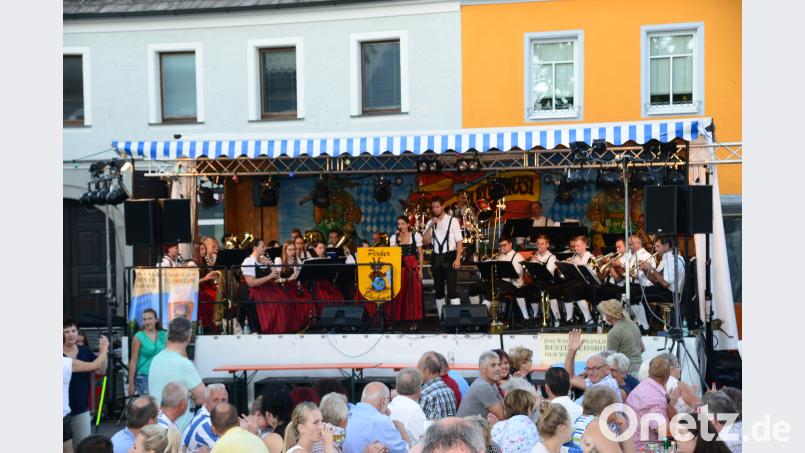 Die &quot;Pirker Blechmusi&quot; sorgt für Hochstimmung auf dem Marktplatz. bey