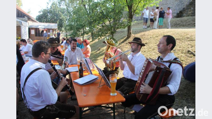 Zum Frühschoppen ließen die „Biersyeder“ Landler und Boarische erklingen. frd