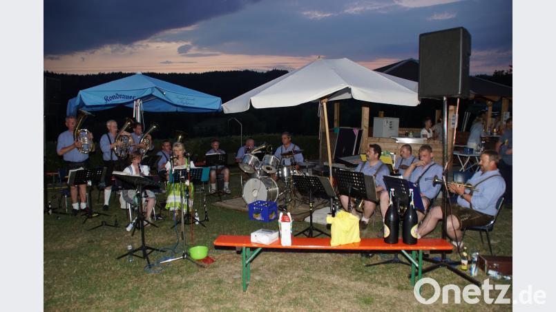 Bayerisch-Böhmische Blasmusik gab es beim Badeweiherfest mit Gästen aus Tschechien. mmj
