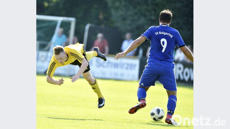 Eine Flugeinlage des Hahnbachers Fabian Schötz (links) vor dem ballführenden Raigeringer Offensivspieler Nikolai Seidel. Hubert Ziegler
