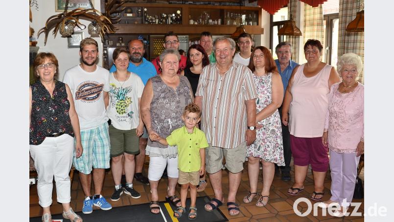 Urenkel Emilio (vorne) hält Edeltraud und Jakob Sauer (dahinter) jung und fidel. fjo