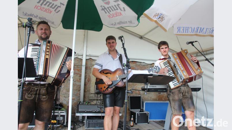 Am Nachmittag bis in die späte Nacht hinein, spielte das Trio „Waldlerbluat“ den vielen Gästen zünftig auf, da wollte einfach keiner heimgehen. frd