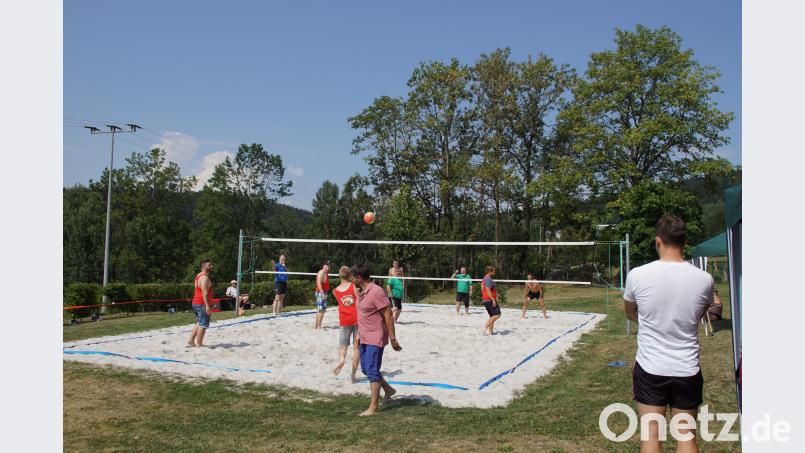 Heiße Temperaturen im weißen Sand: Schweißtreibend war es für die Akteure beim Volleyballturnier. mmj
