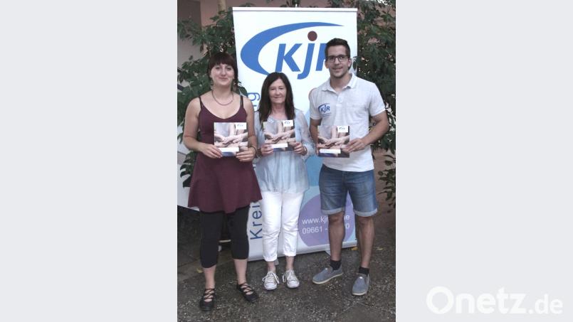 Es ist geschafft. Nach einjähriger Arbeit steht das neue Leitbild des Kreisjugendrings (von links): Geschäftsführerin Franziska Hunfnagel, Vorsitzende Cornelia Bäuml und ihr Stellvertreter Lukas Stollner. Bild: Anja Gebhard