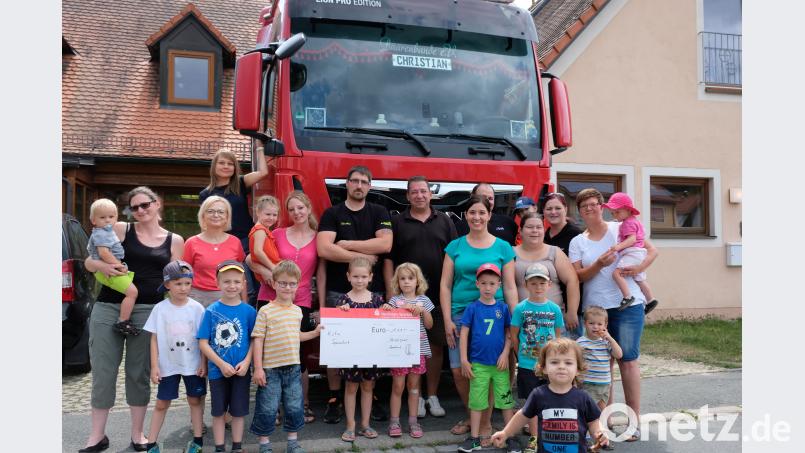 Mit einer 111-Euro-Spende bedankt sich das Trucker-Team im Beisein von Eltern und einer temperamentvollen Kinderschar beim Kindergartenpersonal für die Unterstützung beim großen Treffen in Friedenfels. do