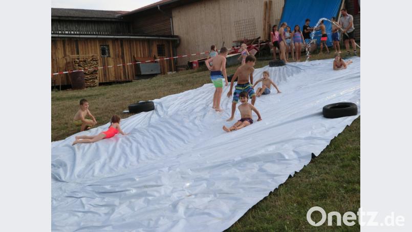 Heiß ersehnt war bei den Kindern die Wasserrutsche. Die Feuerwehr sorgte für die nasse Oberfläche. amö