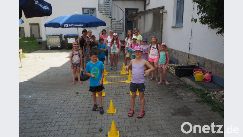 Das Team der Gemeindebücherei organisiert im Gebäudeschatten der Grundschule einen Kartoffellauf. gz