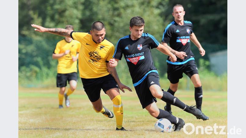 Die SpVgg Windischeschenbach hatte bei einer 1:0-Führung bereits den Sieg vor Augen, da glich der FC Vorbach in der Nachspielzeit doch noch aus. In dieser Szene liefern sich Bernhard Ernstberger (links, SpVgg) und Patrick Kuenneth (Vorbach) ein Laufduell. Büttner