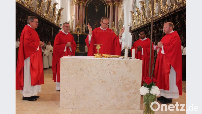 Die Konzelebranten beim Heilige-Leiber-fest. von links Pater Otto Grillmeier, Stadtpfarrer Thomas Vogl, Weihbischof Josef Graf, Pater Marianus Kerketta und Pfarrvikar Markus Hochheimer. kro