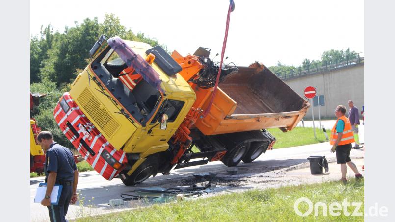 Ein Laster kippte am Lappersdorfer Kreisel um. Auer, Alexander