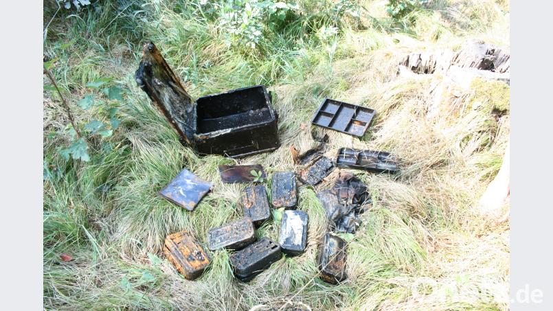Die Polizei muss nun klären, ob der aus dem Badeweiher durch Zufall geborgene Alukoffer mit den Geldbomben im Zusammenhang mit einer Straftat steht. exb