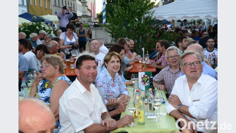 Bürgermeister Rainer Rewitzer (links) freut sich über den Besuch von Landtagsabgeordneter Annette Karl (Zweite von links), von Bürgermeister Karl Wratschko (rechts) und Landtagsabgeordnetem a.D. Georg Stahl (verdeckt). bey