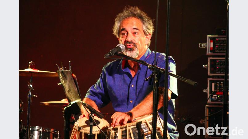 Er kam, pfiff und siegte: Perkussionist Ravi Srinivasan, der auch mit seinem vielfältigen Pfeifen die Zuhörer fasziniert, ist einer der Höhepunkte des Sommerkonzertes des Luisenburg-Ensembles. Holger Stiegler