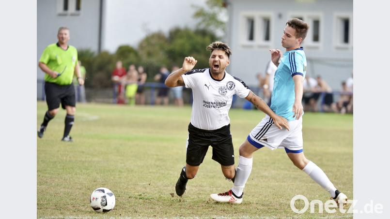 Der Traßlberger Heiko Haustein (rechts) lässt im Zweikampf Cengiz Izmire (links) von der SG Upo regelwidrig &quot;über die Klinge&quot; springen. zg