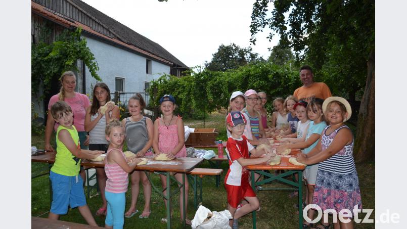 Die Kinder backen Brot am Remmererhof. Andrea und Sandro Stefinger zeigen ihnen die Tricks und Kniffe. gi
