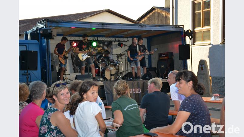 Die Band „Rosewood“ bot Rock-Klassiker dar und erfreute damit nicht nur ihre Fans. Bild: eya