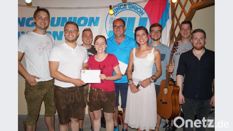 Glückwünsche, Spenden und flotte Musik bei der JU-Geburtstagsparty. Von links: zweiter Vorsitzender Thomas Ziegler, Bürgermeister Ernst Lenk, Kassier Marco Bock, Vorsitzende Mareike Bock, CSU-Chef Markus Dobmeier sowie die Bandmitglieder Tine Steinhauser, Florian Bösl, Daniel Bär und Werner Riedl. du